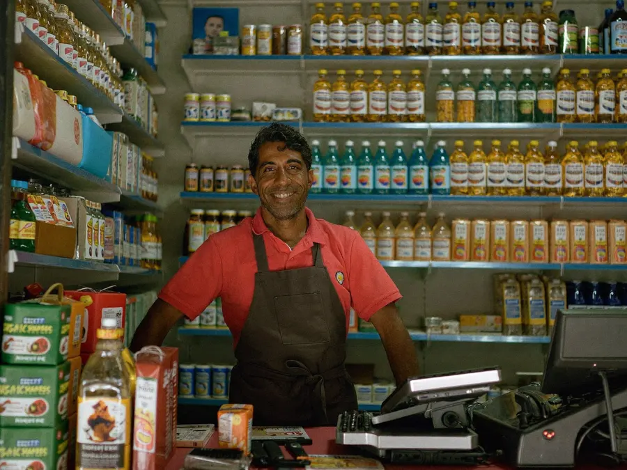 Comerciante colombiano en su tienda de barrio